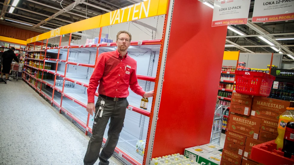 "Allt vatten är i princip slut", säger Jimmy Cederlund, butikschef på Ica Maxi Nyköping.