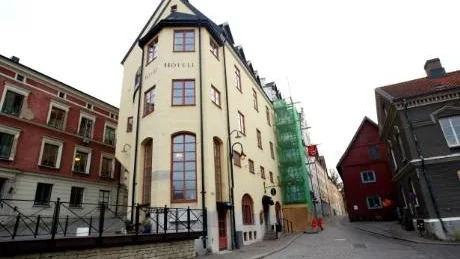 Länsstyrelsen, Kommunen och Landsarkivet. Självklara livgivande organ i stadens pulserande kropp. Så opereras dom brutalt bort. Kommunen har inte vågat göra en konsekvensutredning av utflytten ur innerstaden.