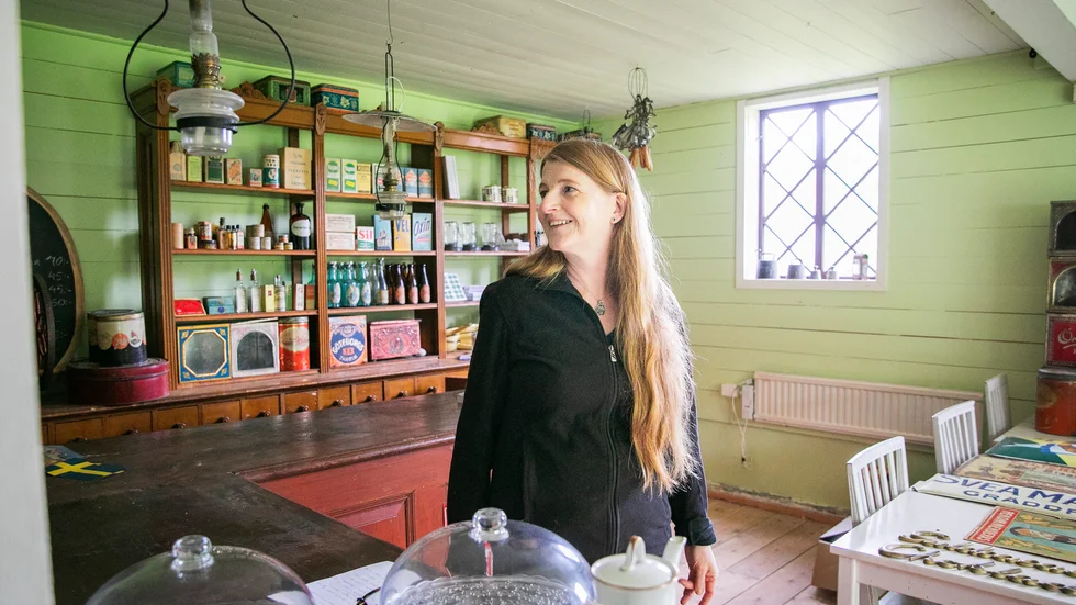 Annelie Adolfsson Rosén i den nyligen inredda handelsboden i magasinets bottenvåning på Norrbys museigård. 