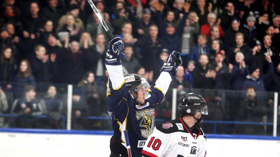Tongivande. Emil Wahlberg satte förlösande 1–0 och täckte skott som om det vore det bästa som fanns. Visby Roma besegrade Västerås med 3–1 i kvalserien.