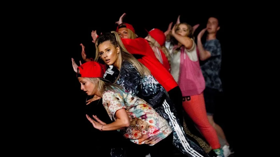 NRJ består av Fanny Lövgren, Moa Björklund, Frida Blom, Ellen Schager, Engla Dahlström, Sandra Svensson och Fabian Rosen-Karlsson.