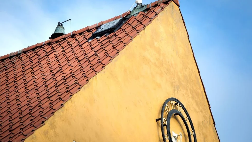 Klockan med tillhörande slagverk högst upp på Donnerska huset. Den har dock inte varit påkopplad sedan 2006.