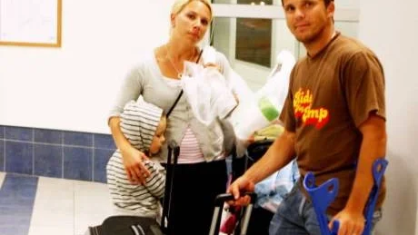 Semestern räddad. Roger Sandström och Helena Ullstadius fick resan till Kneippbyn räddad av Cissy på Nynäshamnsterminalen. Wilma i randigt är lite trött efter resan.foto: linus ehn