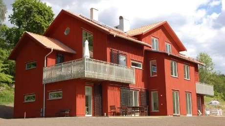 Passivhus för flera familjer, i vilket ungefär hälften av varmvattnet värms med solenergi. Foto: Passivhus