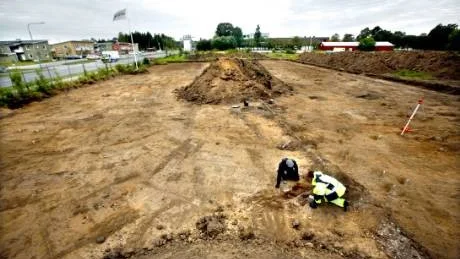 GRÄVER. I går avslutade arkeologerna Gunills Nydolf och Fredrik Ehlton utgrävningen i kvarteret Kolgården vid Allegatan i Visby. Här, där det snart ska byggas bostäder, har de hittat spår av Visby ytterstads allra tidigaste bebyggelse.