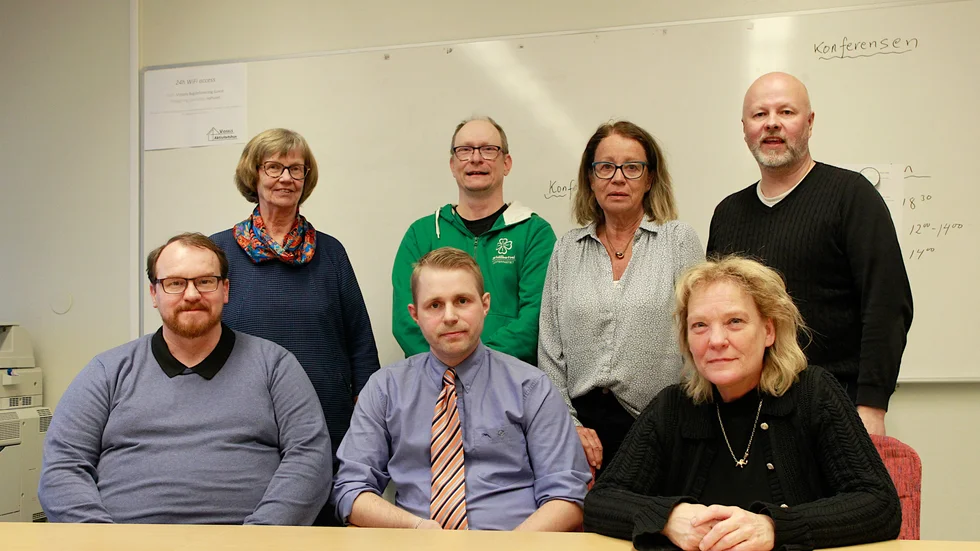 Inger Lundberg (L), Mats Bergvall (friskolegruppen), Annette Amundsson, rektor, Peter Larsson (ordförande) tog emot tre av Liberalernas förstanamn i Norrbotten, Hendrik Andersson (L), Thomas Söderström (L) och Lotta Gröning (L) för att prata om friskolor i byarna.
