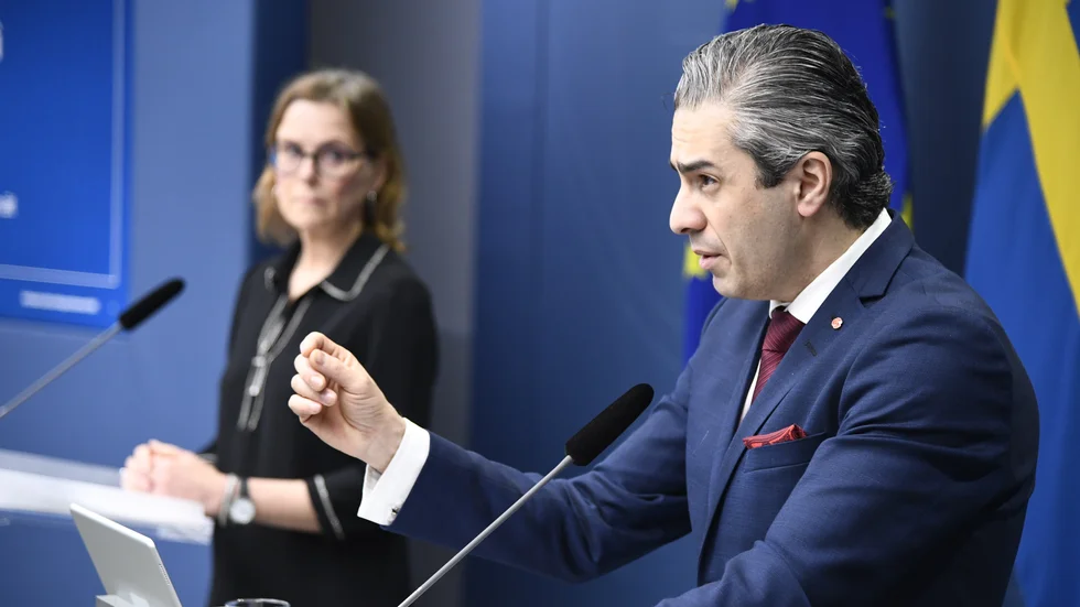 Svenska kraftnäts generaldirektör Lotta Medelius-Bredhe och energi- och digitaliseringsminister Khashayar Farmanbar (S) under en pressträff förra veckan. Arkivbild.