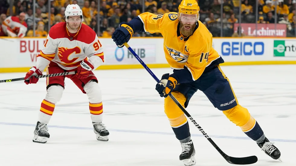 Nashvilles Mattias Ekholm framför Calgarys Calle Järnkrok.
