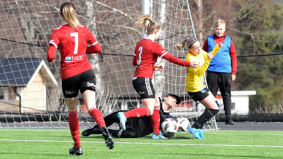 Tjust IF:s Emma Åberg, Tove Carlberg och Elin Andersson (målvakt) är redo att ge järnet hemma mot Onsala.