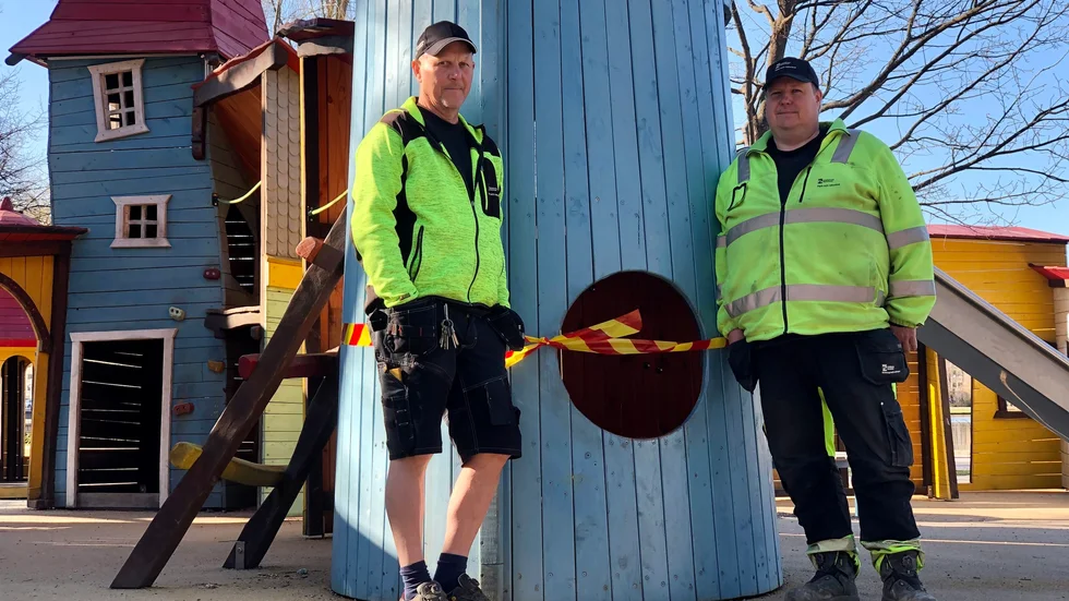 En person har flera gånger bajsat i den nya lekparken i Stadsparken. Frågan många ställer sig är, vem gör så och varför? 