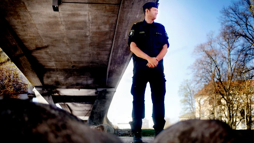 "Jag har aldrig under mina åtta år som polis varit med om ett så riktat och fokuserat våld mot oss", säger Henrik Lidhage, polis i Eskilstuna, som var med vid det första upploppet i Skäggetorp i Linköping.