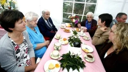 kaffekalas. Agneta Lindqvist, Gertrud Levander, Åsa Persson och Charlotte Samuelsson gratulerade tvillingarna  Gunhild Samuelsson Signhild Levander (i mitten) som fyllde 90 år på lördag.