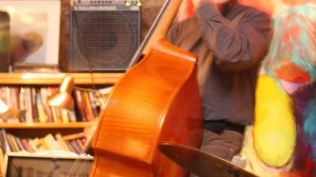 Gung. Det svänger när Hedbergs Bok & Musikkafé får besök av sina liveband.