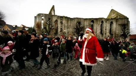 Tomtedans. Annen Jacobsson fick bra fart på dansen kring granen. Just vid danstillfällena var det riktigt gott om folk på Stora torget.