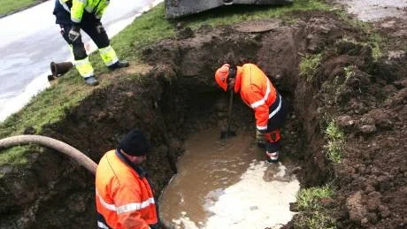 LÄCKA. Reperationsarbeten av vattenläckan vid rondellen vid Bilcity.