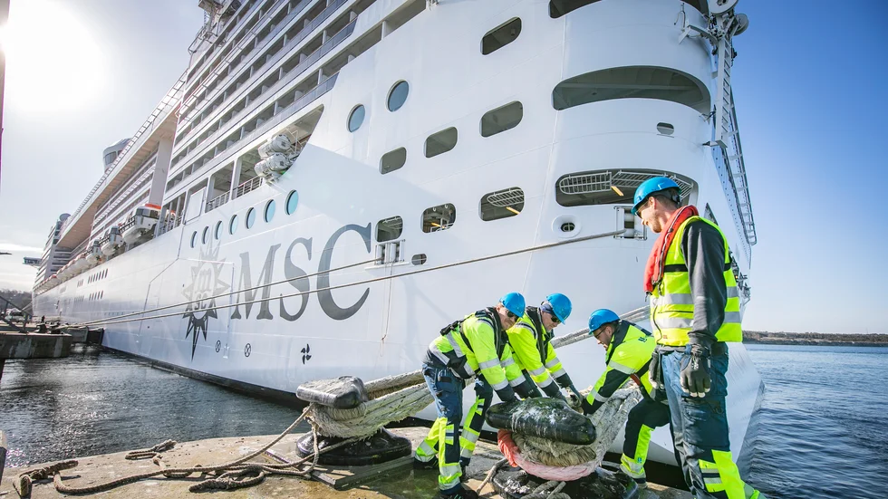 På en av dykdalberna, de yttersta förtöjningspunkterna på kryssningskajen, arbetade stuvarna Kim Olofsson, Michael Cedeskog, Tim Sühr och Johan Stuxberg med att fötöja fartyget.