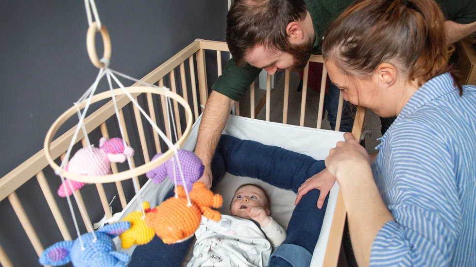 Familj. Storken kommer allt senare till svenska förstagångsföräldrar.