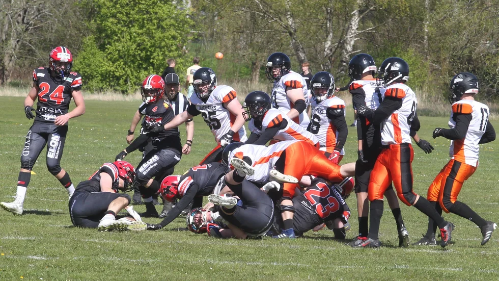 Motala Blackhawks spelade division 2-match i Råssnäs i maj i fjol. Men i år blir det bara träningar sedan klubben försöker börja om.