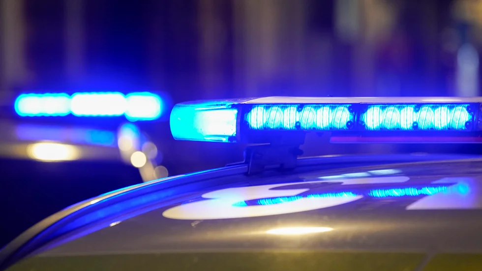 Familjerna är i konflikt. Nu är flera personer åtalade, bland annat för grov misshandel med ett slagträ.