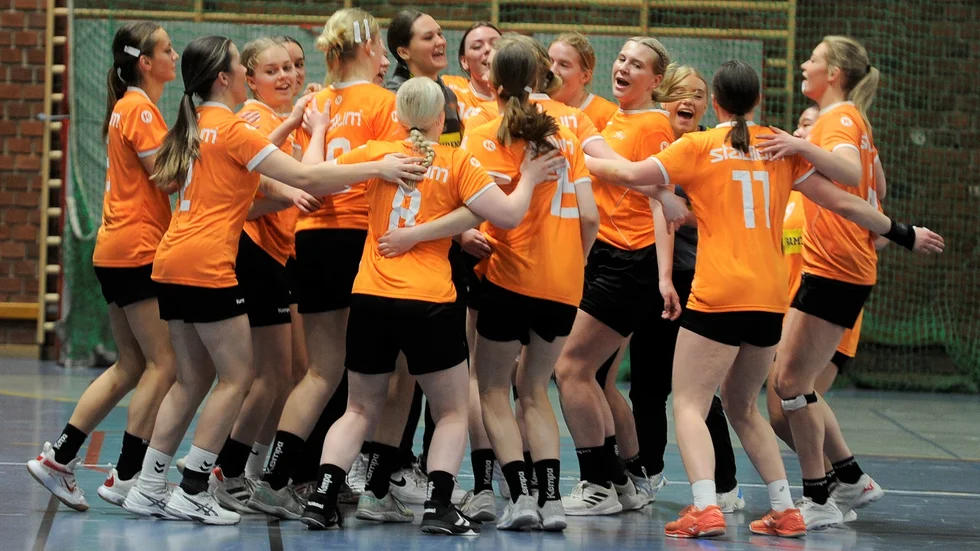 Tjejerna födda 06 är den sista årskullen (i nuläget) som kan börja på NIU handboll på Nyköpings gymnasium. På bilden jublar distriktslaget F-06 från Sörmland efter en vinst i Sverigecupen. 