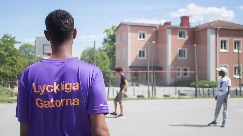Många ledare håller i gång verksamheten under sommarlovet. Mohammed Ali håller koll på en fotbollsmatch.