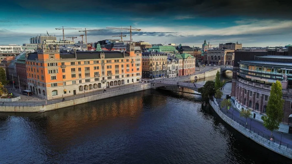 Centerpartiet bör följa i Liberalernas spår och knata från riksdagshuset över bron till Rosenbad. Några C- och L-märkta tjänsteman är trygghet för januariavtalets genomförande.