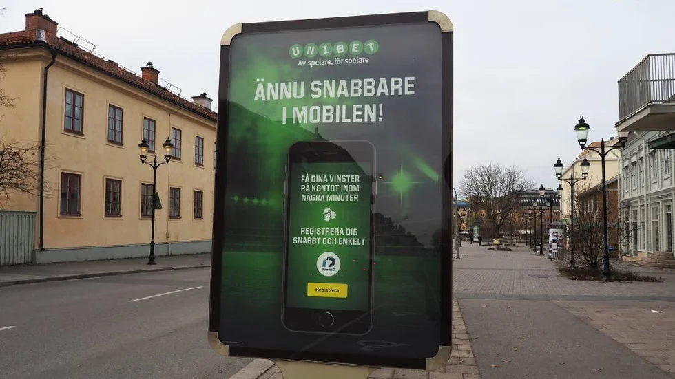 Insändarskribenten är kritisk mot spelreklam på kommunens mark.