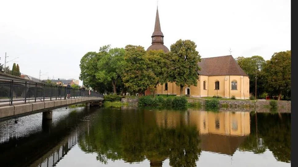 Här vid brofästet vid Fors kyrkobro misshandlades en kvinna vid 19.30-tiden på onsdagen.