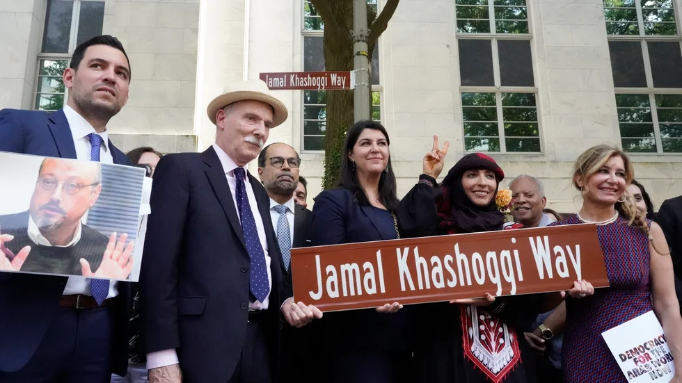 Gatuskylten sattes upp rakt ovanför Saudiarabiens ambassad i Washington DC i USA.