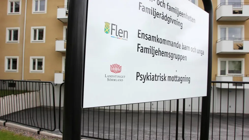 En fördel med att ligga utanför sjukhuset är att det blir billigare för skattebetalarna, skriver Magnus Leivik (M).