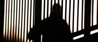 Man sparkade kvinna – skyller på "ryckning i benet"