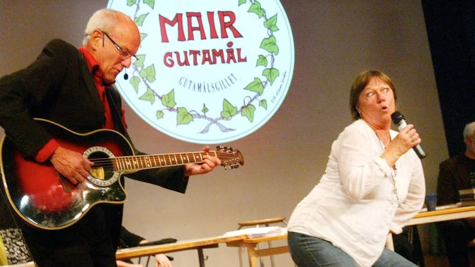 GUTAMÅL. Tommy och Ingrid Wahlgren är båda aktiva inom Gutamålsgillet. Här ses de på scen vid Gutamålgillets evenemang 2010. 										             Foto: Krister Nordin/arkiv