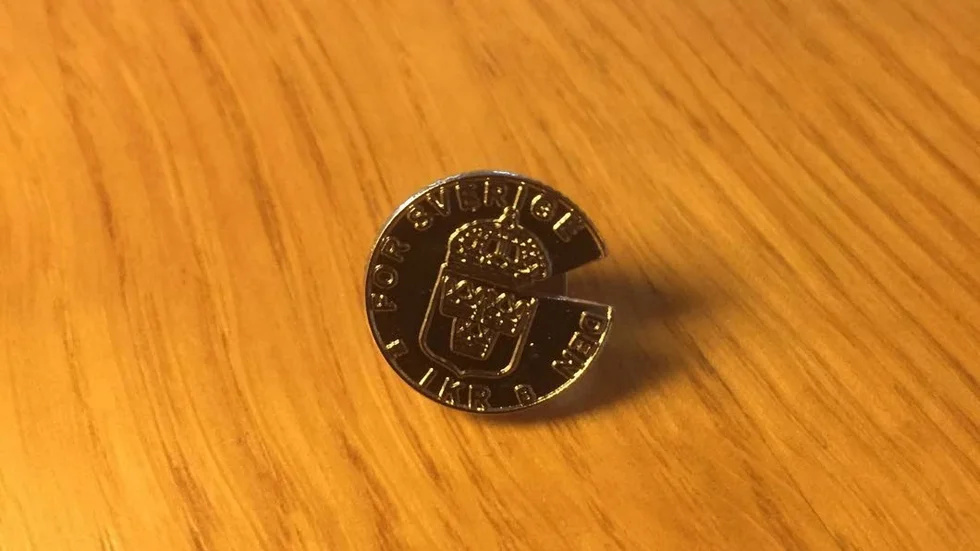 Pin. Fackförbundet ST:s pin visar hur stor del av mäns löner kvinnor tjänar i genomsnitt.
