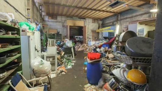 Bild ur polisens förundersökningsprotokoll. Garage i Örebro där två som åtalats för människohandel huserade tio bulgariska medborgare.