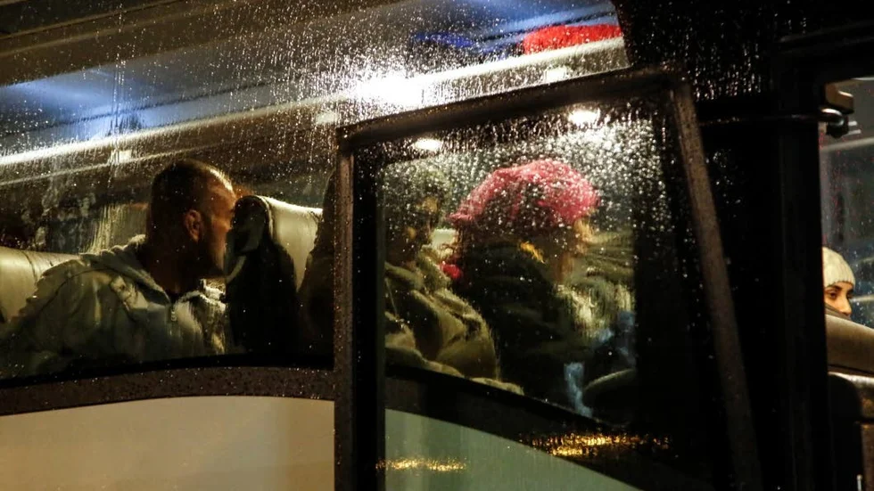 Asylsökande. På ännu en bussresa.