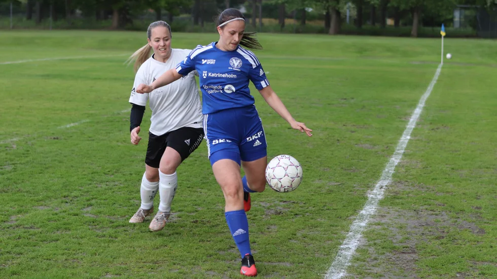 Sanna Larsson håller undan för en Hällbyspelare i toppmötet på Backavallen.