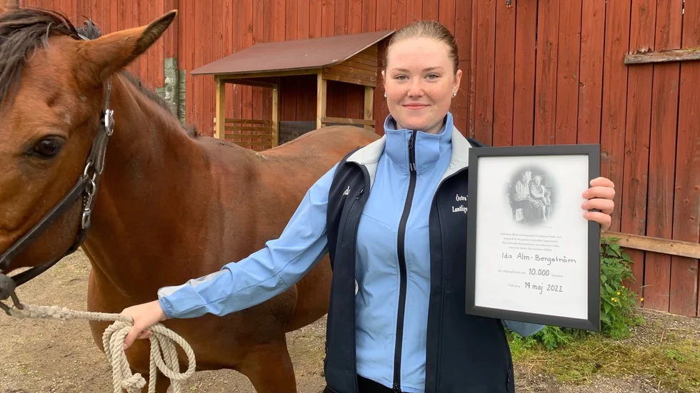 Ida Alm Bergström med sin förstahäst Tandoori och stipendiebeviset.