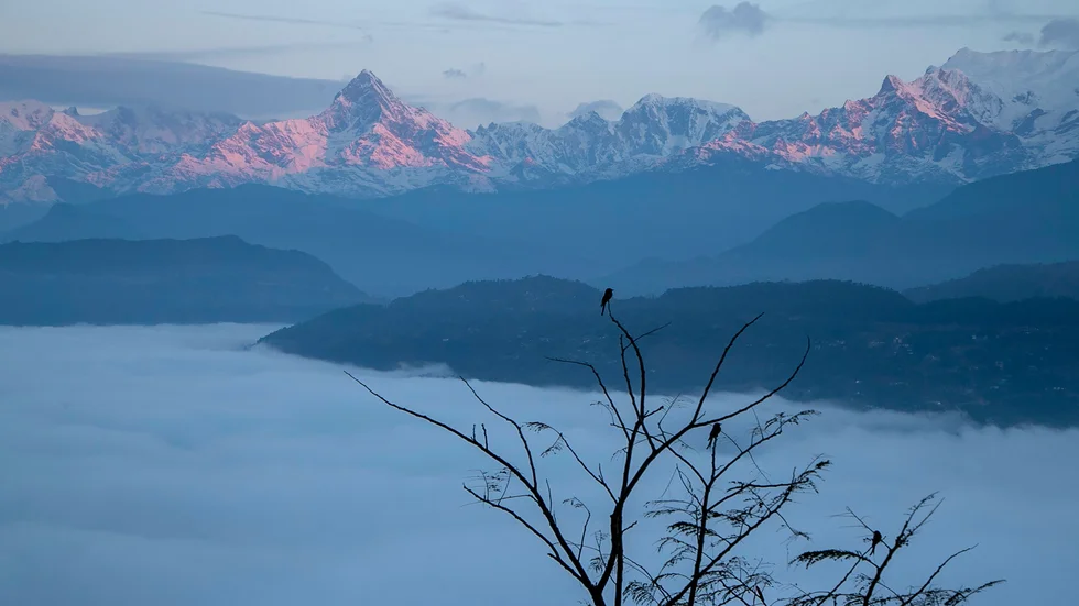 Vy från staden Pokhara, en populär turistdestination i Nepal. Arkivbild.