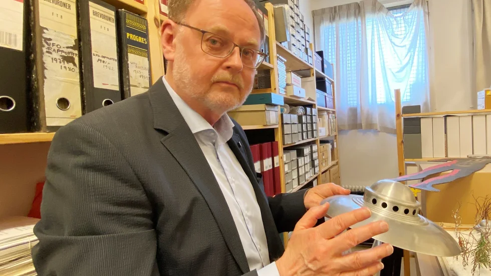 Clas Svahn, internationellt ansvarig i UFO-Sverige, med en lampa som bygger på en berättelse från en amerikansk kontaktperson som uppgett att han varit med och flugit i en liknande skapelse.