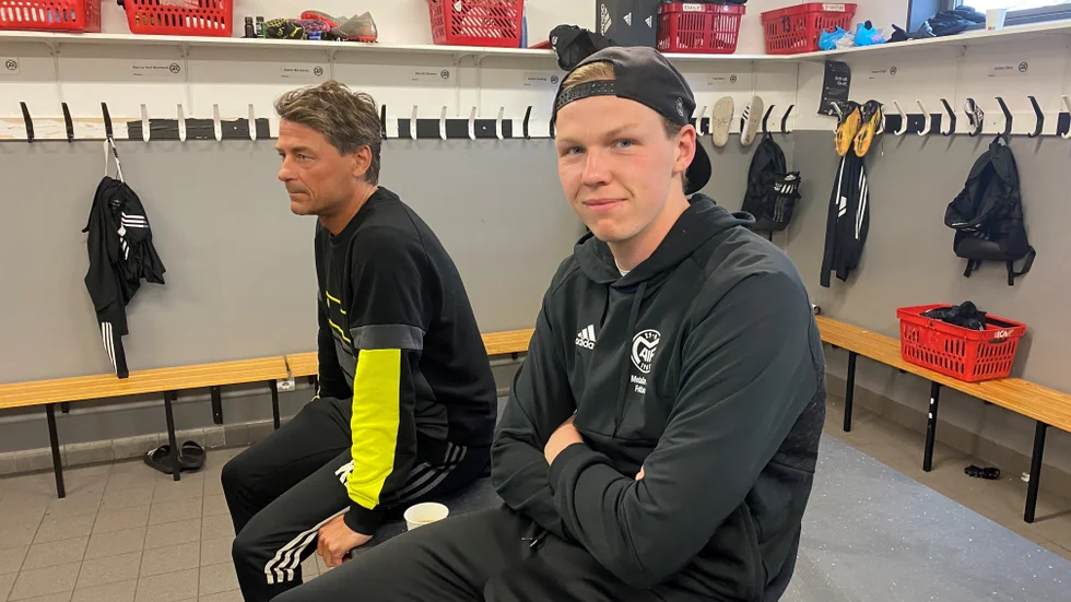 Eric Forsberg, här ihop med lagledaren Kenny Ljungkvist i Motala AIF, lämnar Maif för att återigen spela för Karlstad.