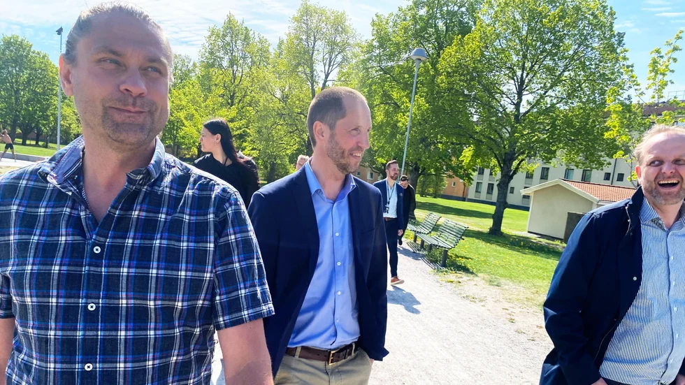 Erik Pelling (S) vallades runt i Källparken av bland andra Uppsalahems Ingemar Nordberg och Fredrik Martinsson. "Mer samverkan genom det här löftet är superbra", säger Fredrik Martinsson, till höger.