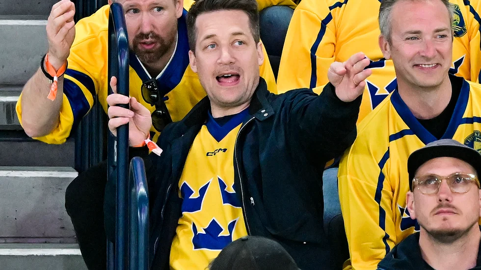 Sam Hallam på läktaren i Tammerfors. Nästa år kan han få återvända, men då stå i båset, om Sverige hamnar i den finländska staden igen. Arkivbild.
