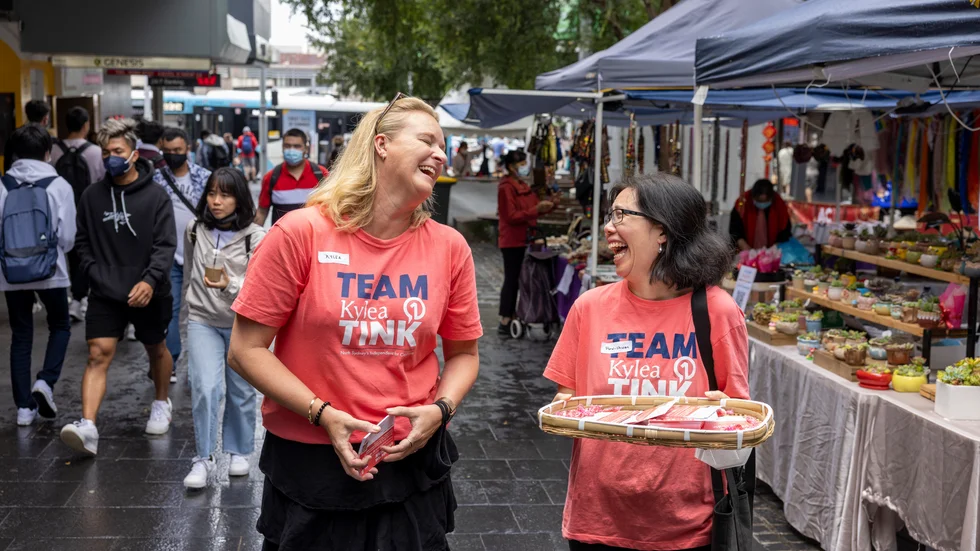 Kylea Tink, till vänster, i samspråk med en av hennes anhängare. Hon är en av de oberoende så kallade teals som utmanar de etablerade partierna i valet i Australien.