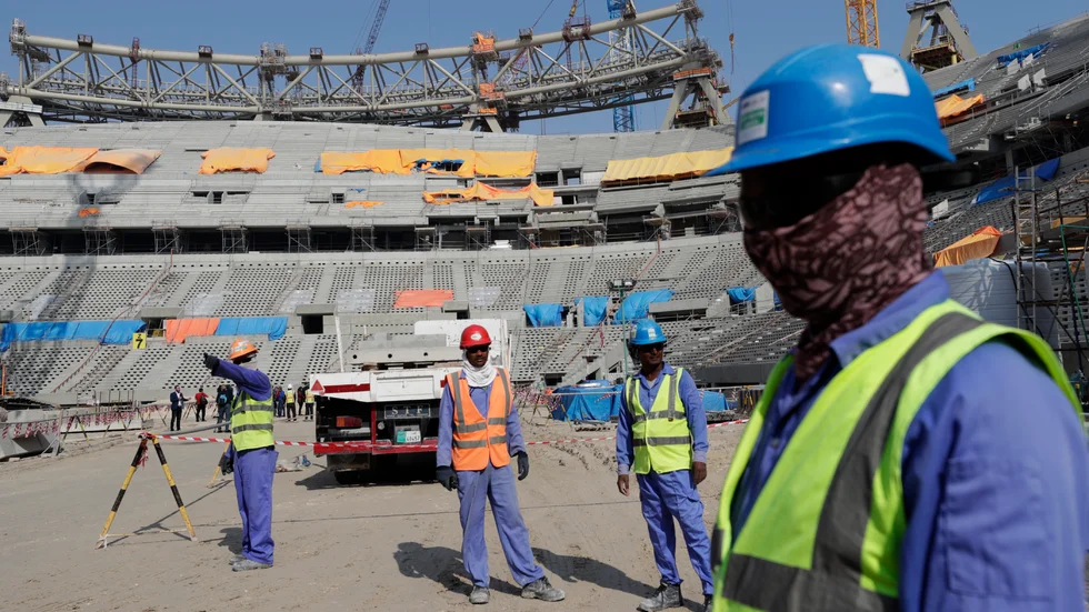 Arenabygge i Qatar inför fotbolls-VM. Nu kräver Amnesty att migrantarbetare ska ersättas av Fifa. Arkivbild.
