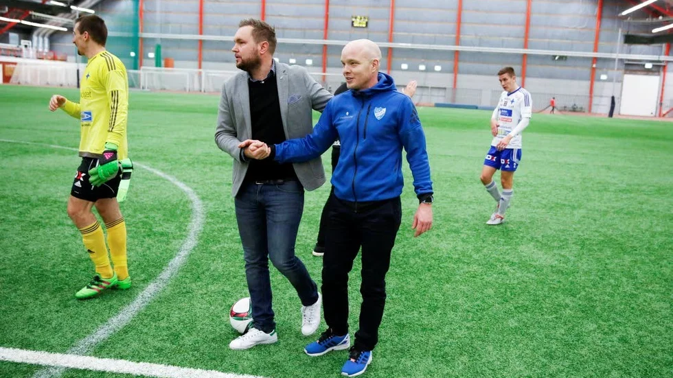 Letar. Sportchefen Daniel Kalén (vänster) letar efter förstärkningar till tränare Fredrik Waaras spelartrupp.