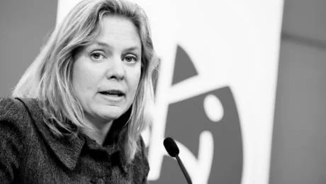Magdalena Andersson (S) vill ordna utbildningskontrakt för alla unga arbetslösa som inte har gymnasiekompetens.