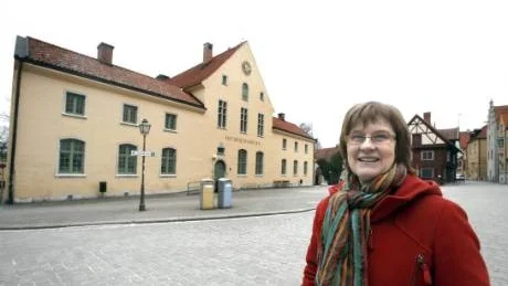 Marianne Cedervall, med rötterna i Halla på Gotland, debuterar i dag som romanförfattare genom att signera sin bok på Bokia.