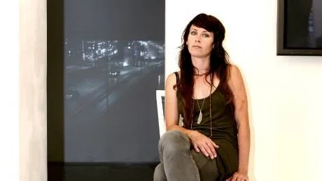 I rampljuset. Nu visas Anna Odells "Okänd kvinna 2009-349701" i Visby. I bakgrunden videoupptagningen från Västerbron i januari 2009.Foto: Malin Vinblad