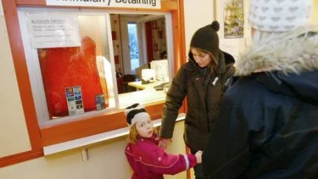 Hur många har råd att få fullvärdig sjukvård efter behov med centerns grundtrygghet?