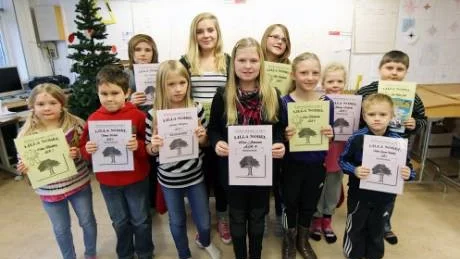 Lilla Nobelpriset. Fårösundsskolans novelltävling 2011 är avgjord och i går fick vinnarna och hederspristagarna ta emot sina priser.Foto: Rolf Jönsson